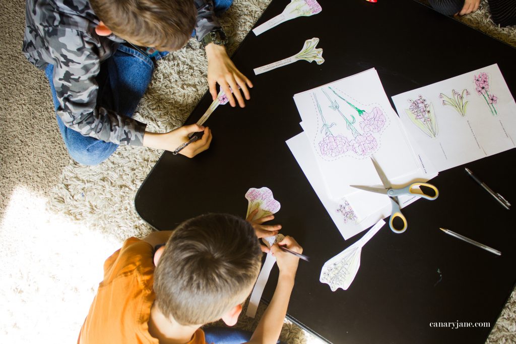 Going along with these floral Mothers Day coloring pages here, I have created a fun craft where you make your own printable flower bouquet for Mothers Day. Read on to see how to make it and to get the free printable files.