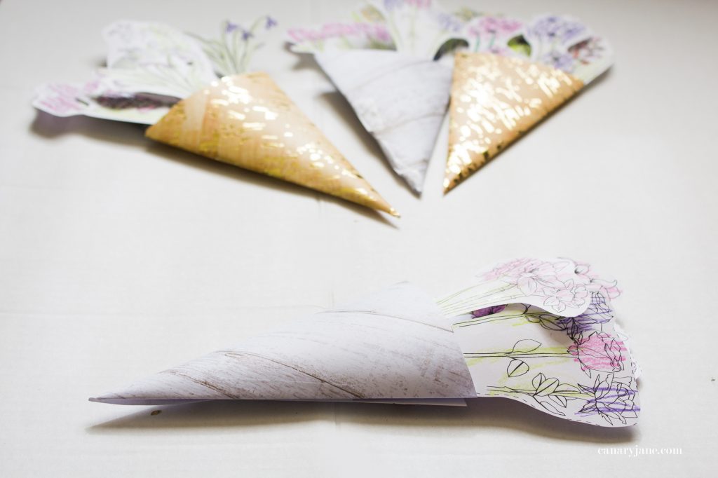 Going along with these floral Mothers Day coloring pages here, I have created a fun craft where you make your own printable flower bouquet for Mothers Day. Read on to see how to make it and to get the free printable files.