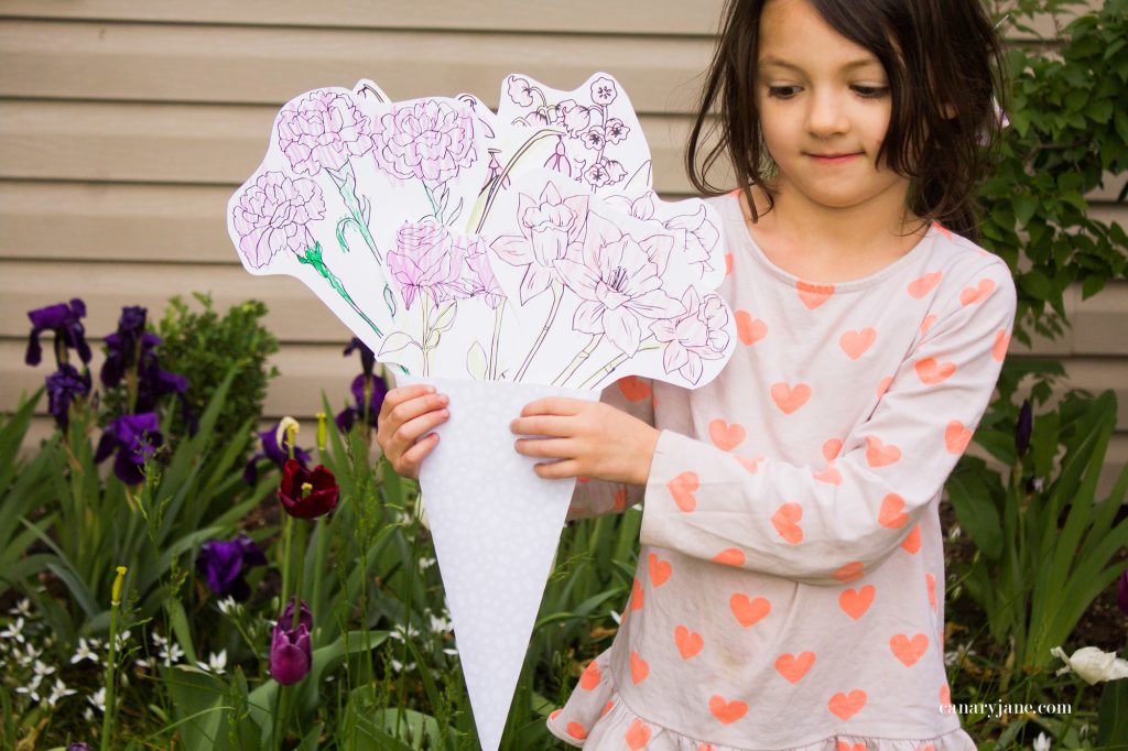 Going along with these floral Mothers Day coloring pages here, I have created a fun craft where you make your own printable flower bouquet for Mothers Day. Read on to see how to make it and to get the free printable files.