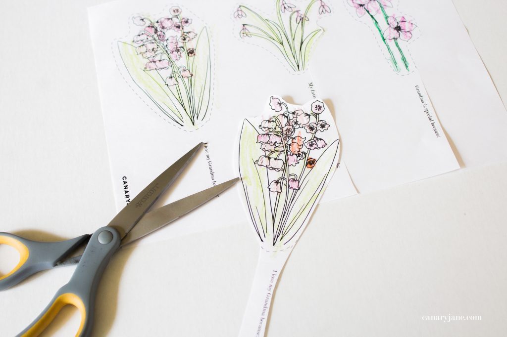 Going along with these floral Mothers Day coloring pages here, I have created a fun craft where you make your own printable flower bouquet for Mothers Day. Read on to see how to make it and to get the free printable files.