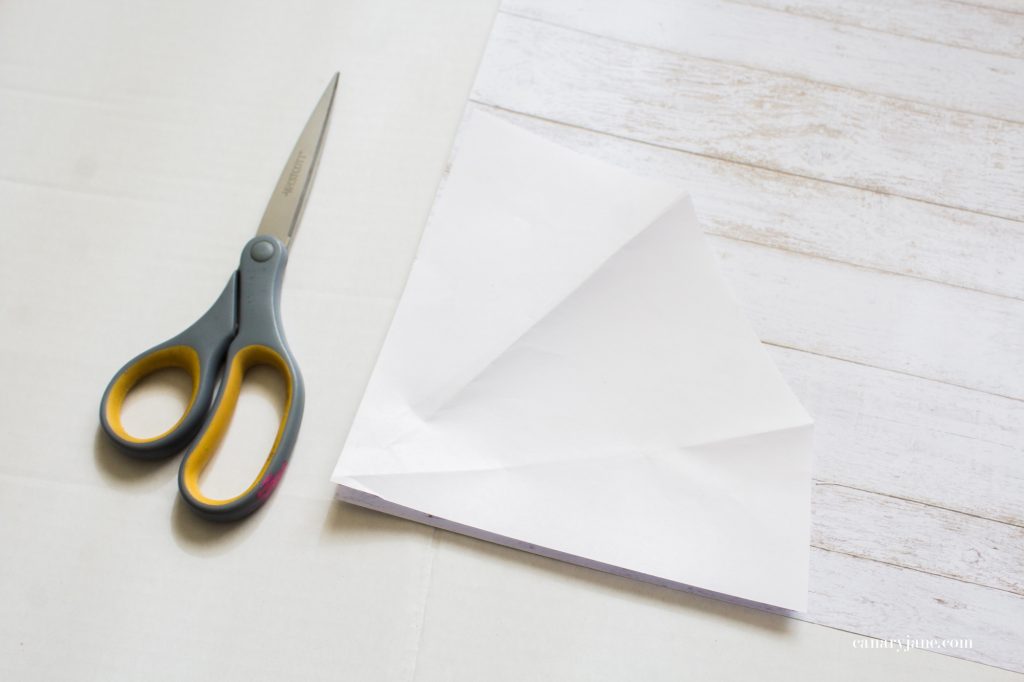 Going along with these floral Mothers Day coloring pages here, I have created a fun craft where you make your own printable flower bouquet for Mothers Day. Read on to see how to make it and to get the free printable files.