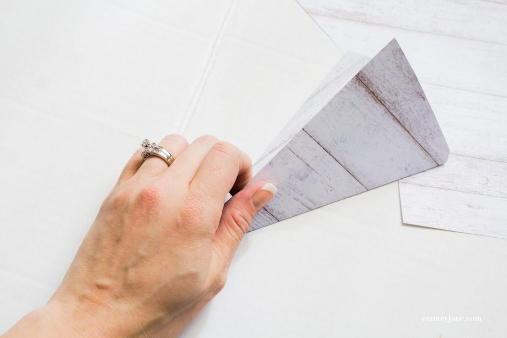 Going along with these floral Mothers Day coloring pages here, I have created a fun craft where you make your own printable flower bouquet for Mothers Day. Read on to see how to make it and to get the free printable files.