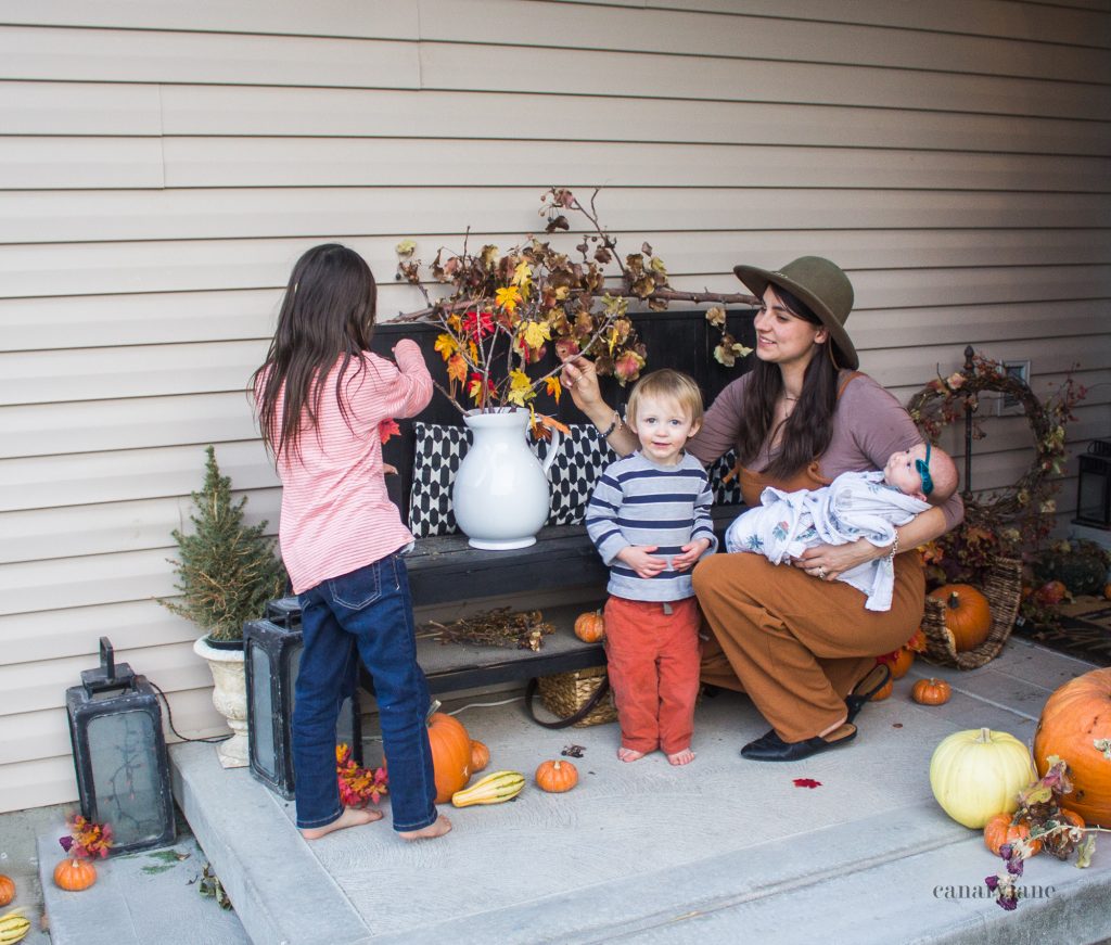Thanksgiving free printables and thankful tree with mom and kids 